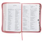 NLV Pienk Blomme Kunsleer Standaard Bybel Met Ritssluiter en Duimgrepe - Image 27
